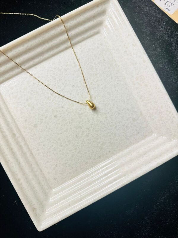 Neckchain drop